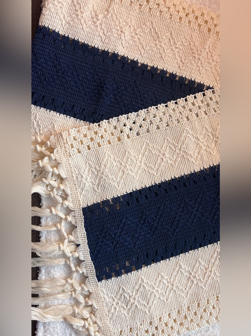 Table runner - Picture 2 of 3